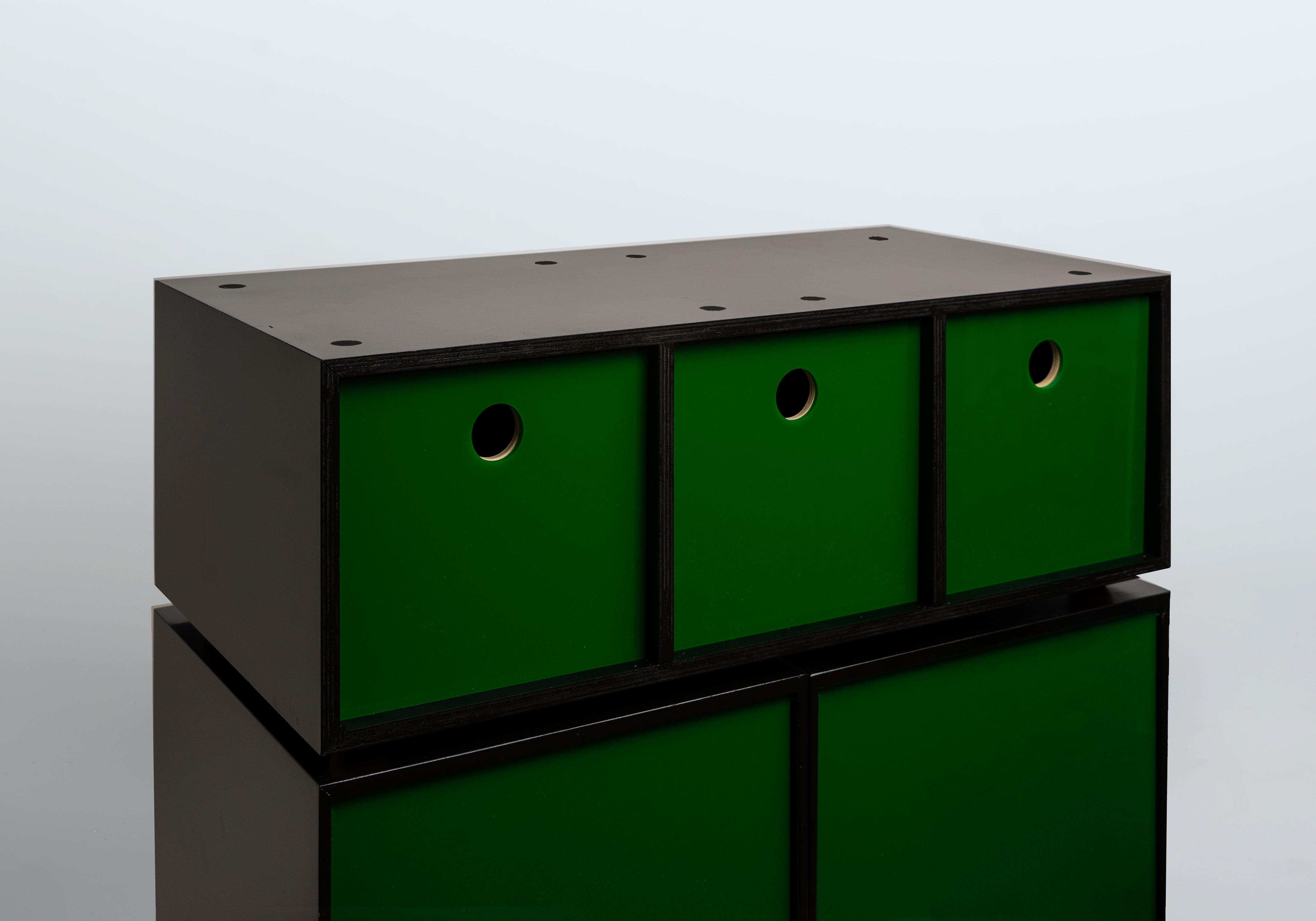 45_Black-green_divots_feet.jpg