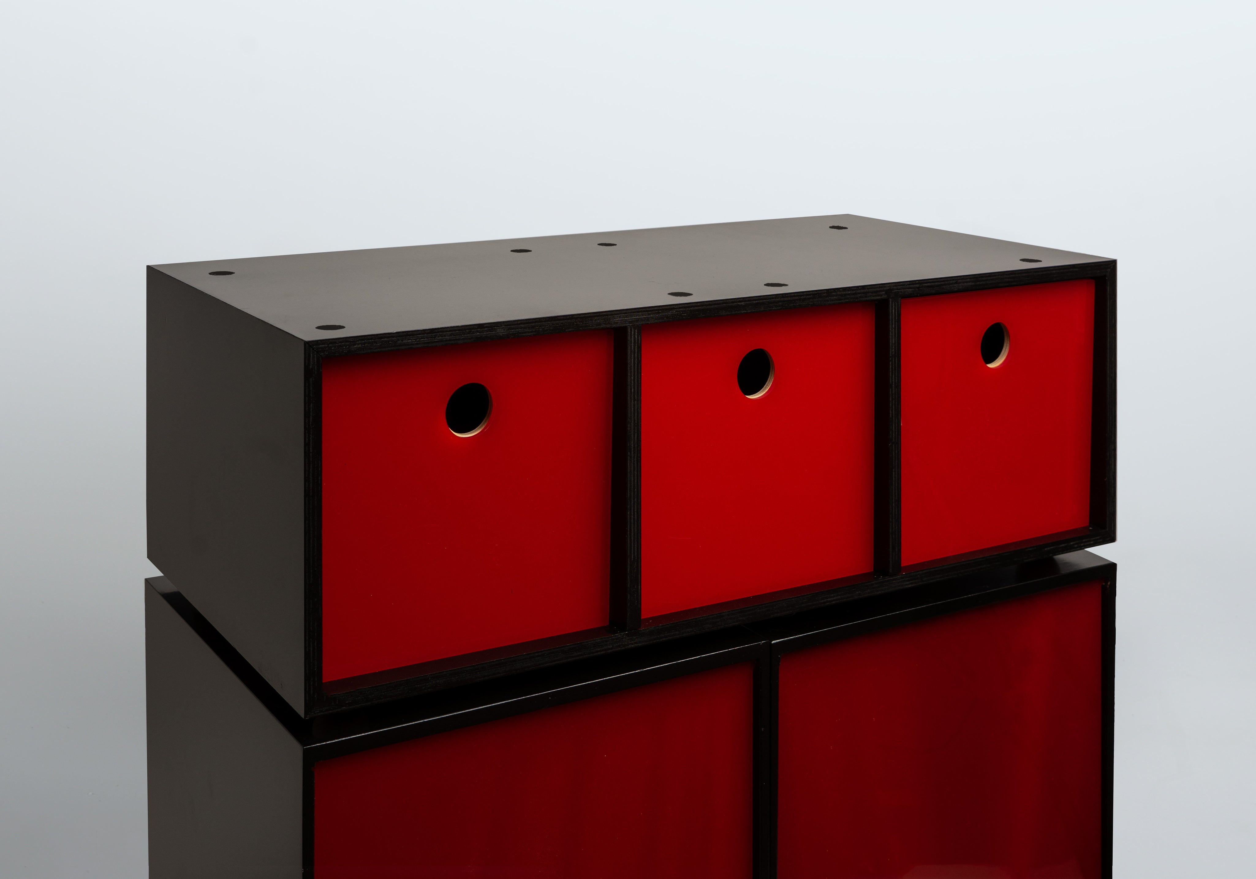 45_Black-red_divots_feet.jpg